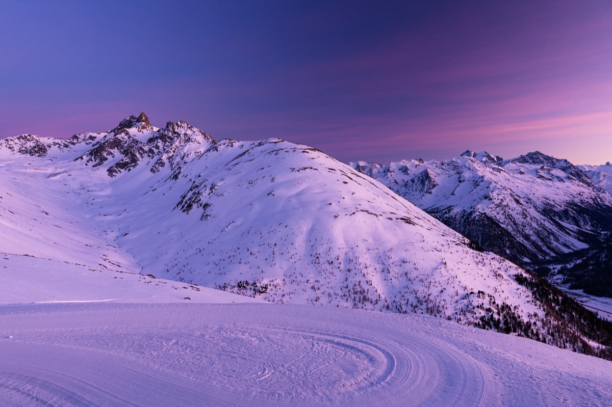 阿爾卑斯山間山屋與雪峰