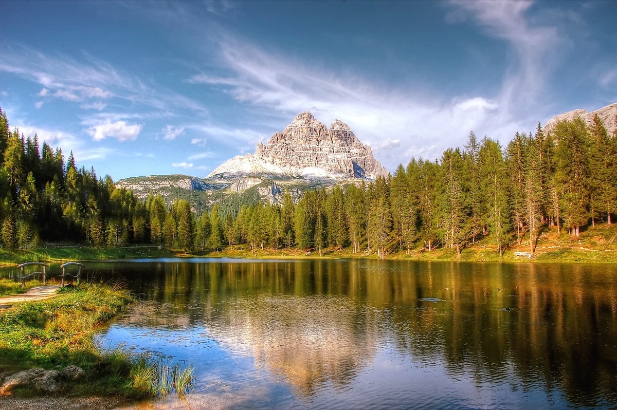 Hiker at tre cime di lavaredo
