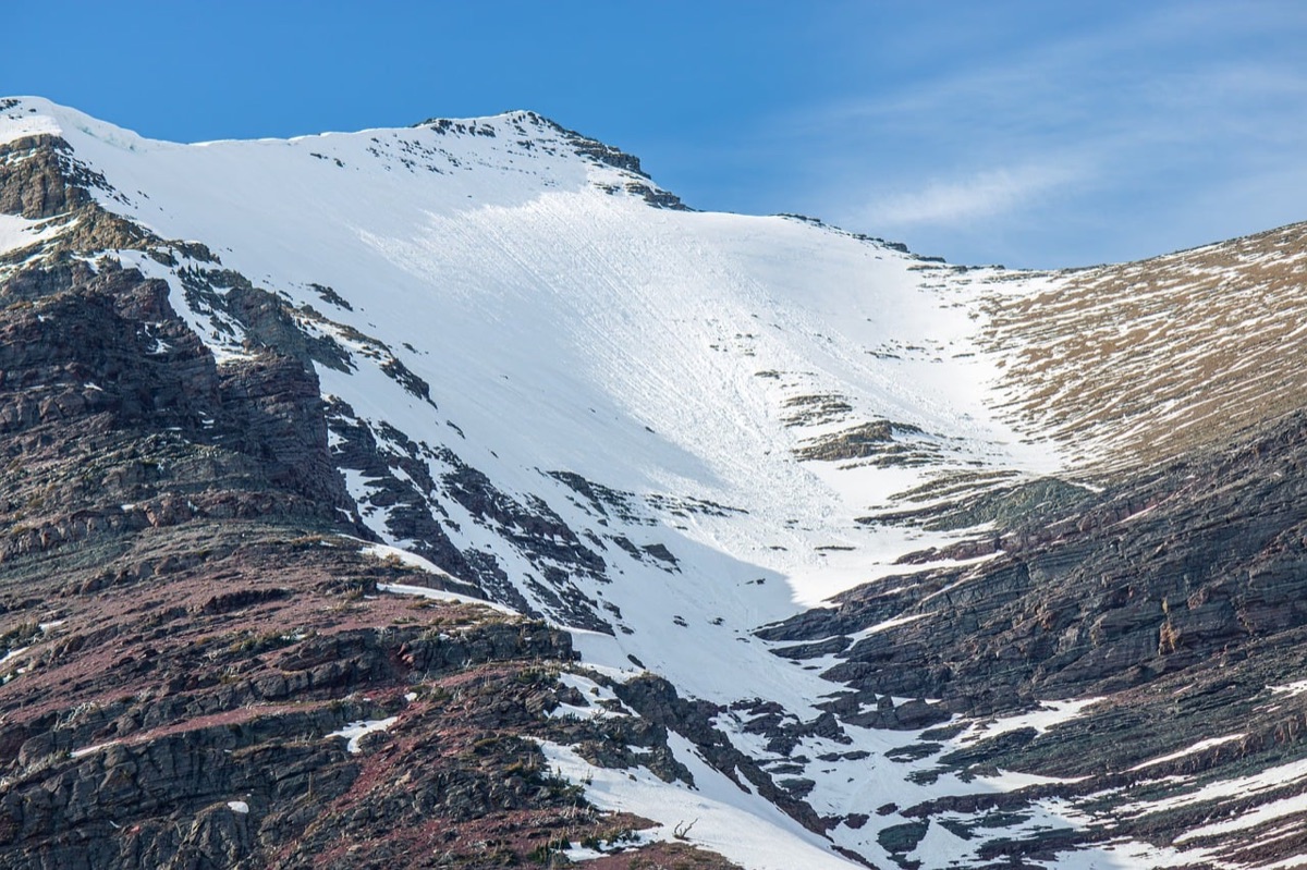trilha de montanha coberta de neve