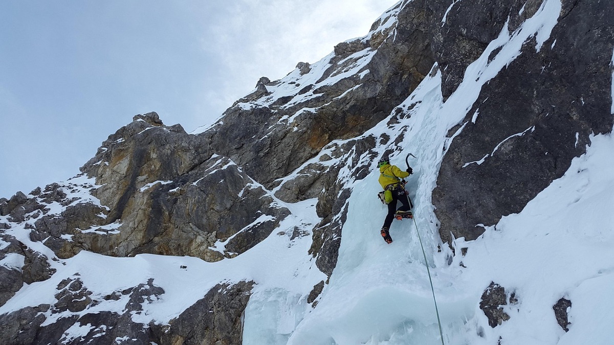 Axe de glace en montagne