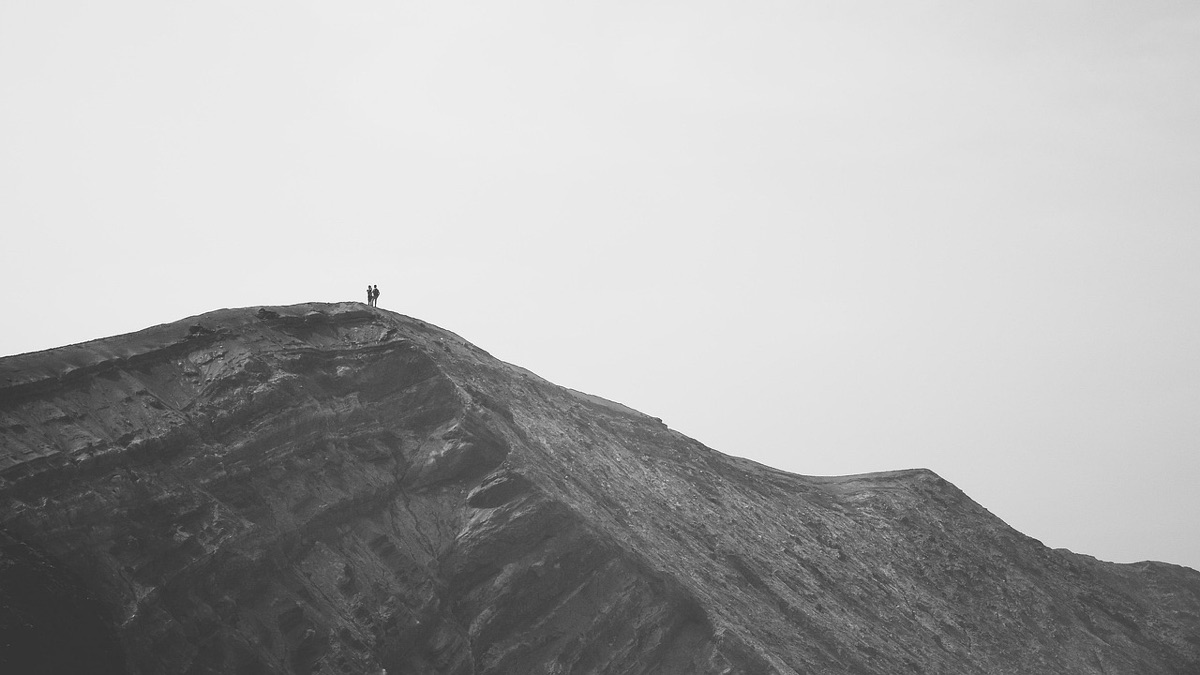 登山者攀登山巔：人與山的對話