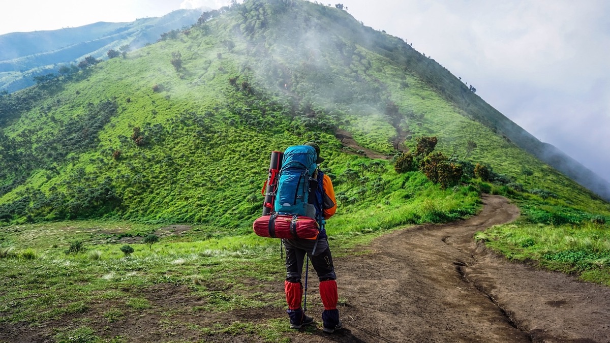 山間步道上的登山裝備