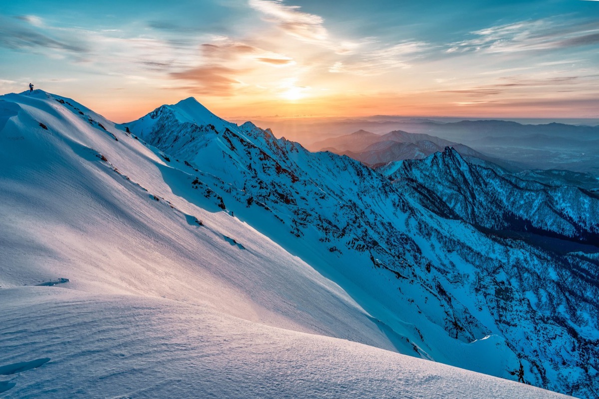Schneefreie Bergstrecke mit Höhenänderungen