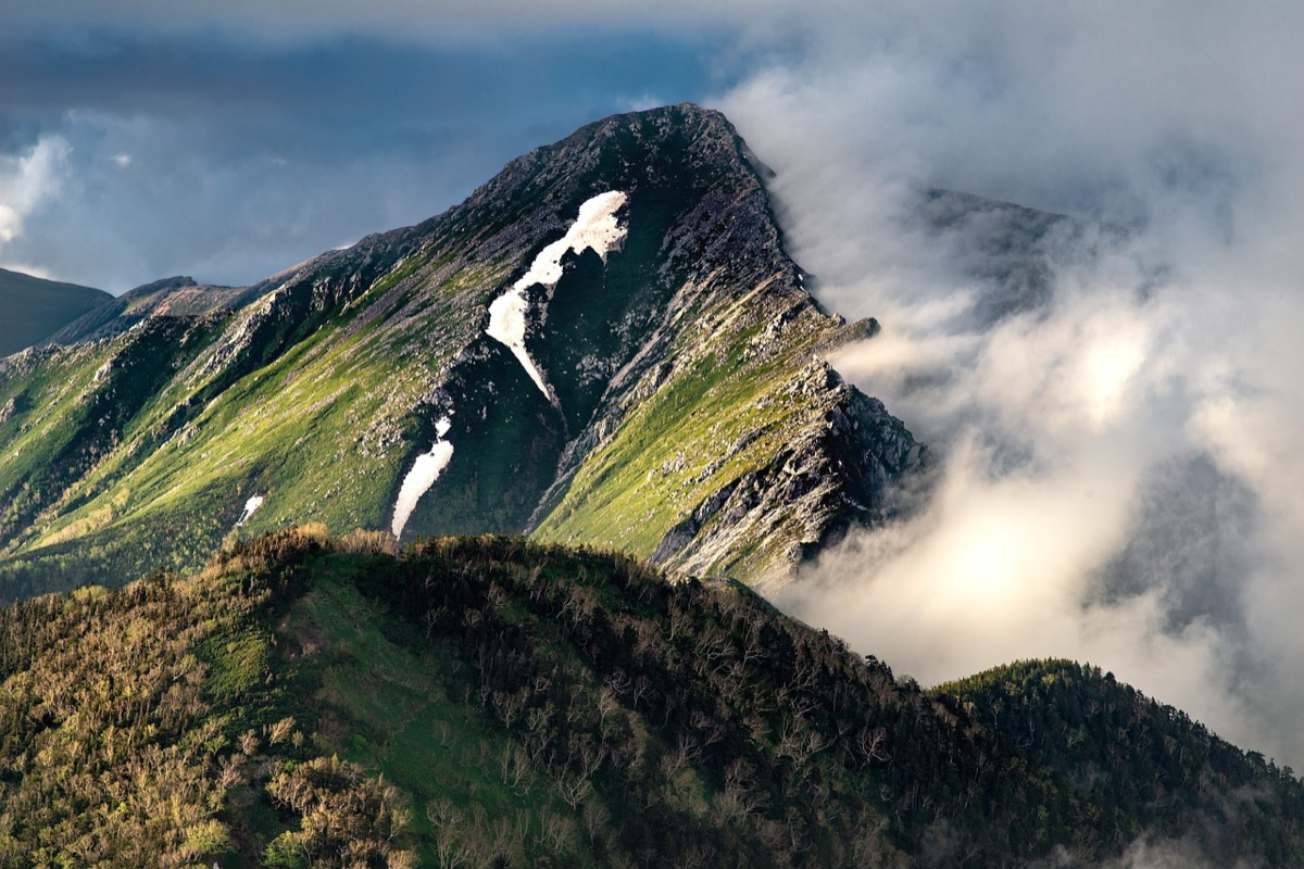 Coureur sur une pente montagneuse