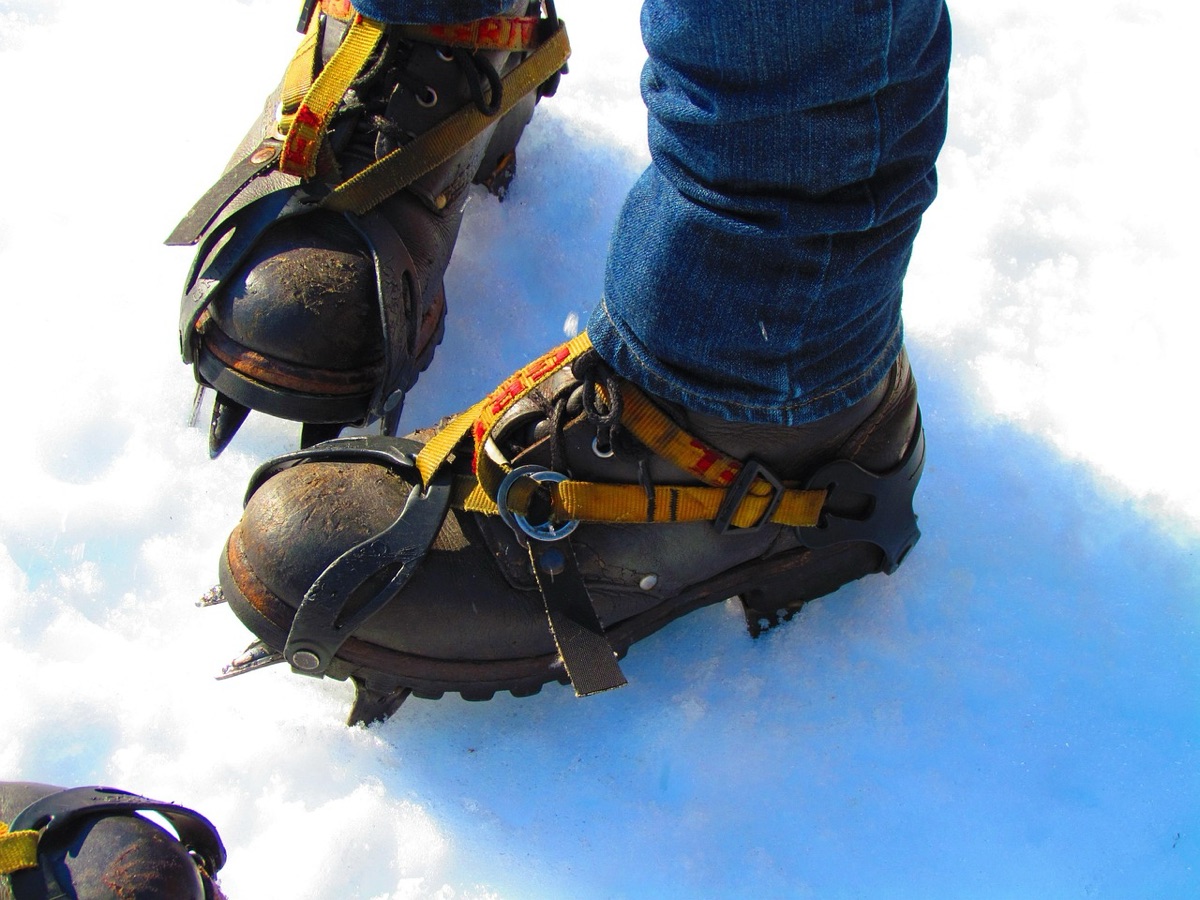 Une route de montagne enneigée avec des crampons et une pelle à glace