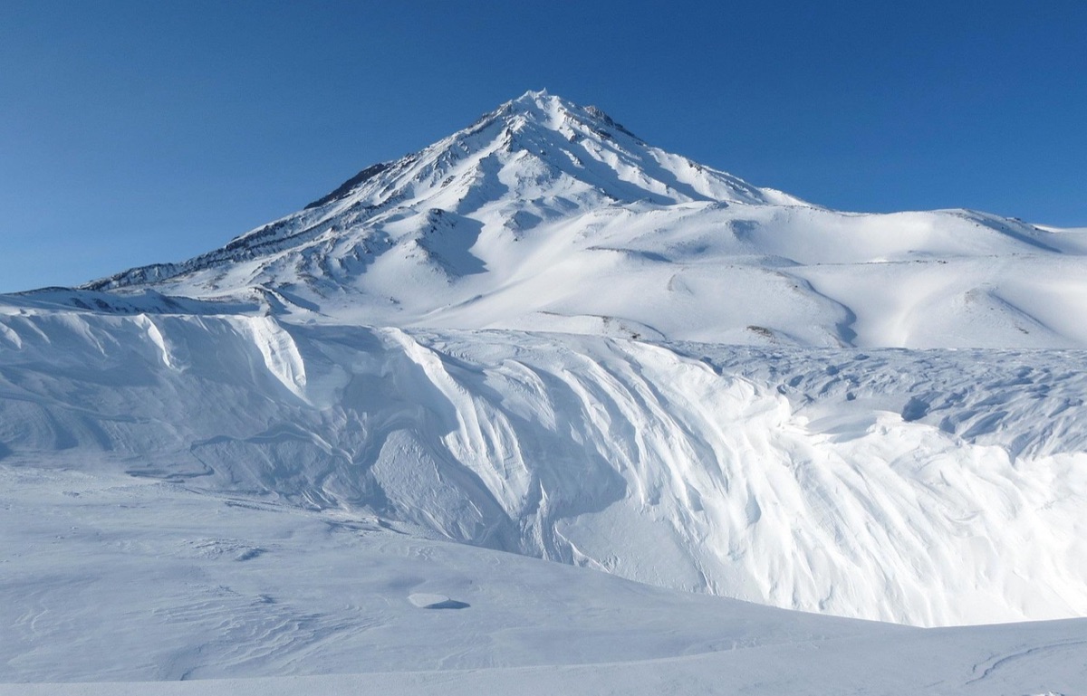 sneeuwige bergpad met ijs