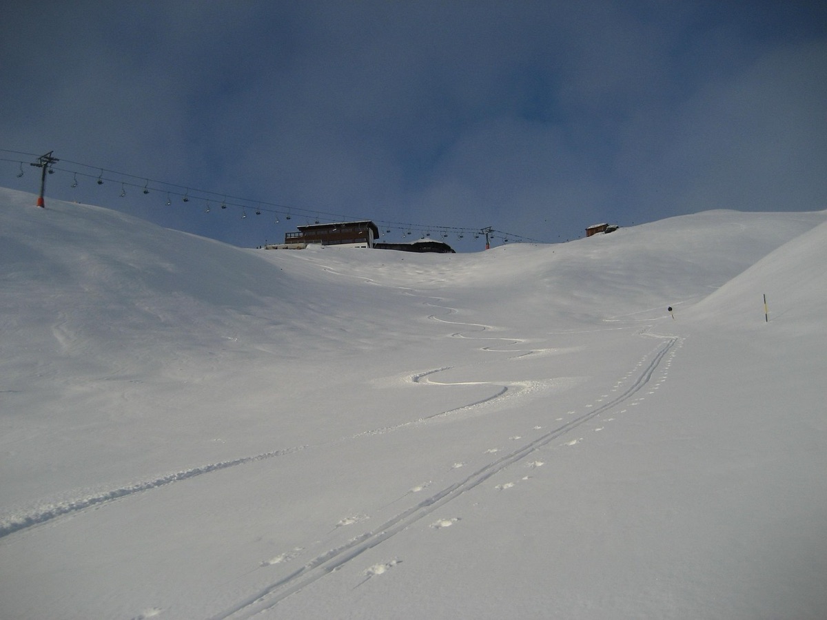 Trilha de neve em montanha