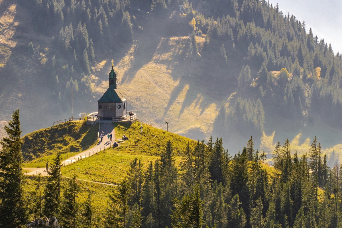 Segnaletica di montagna con indicatori di altezza