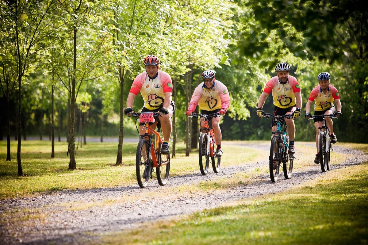 Un marcador de trail y una camiseta de carrera con el nombre de la asociación