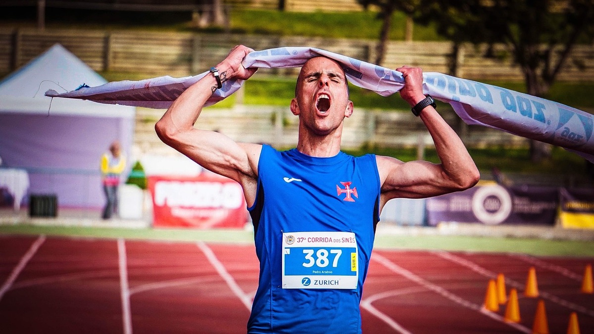 Logo World Athletics sur un t-shirt de course