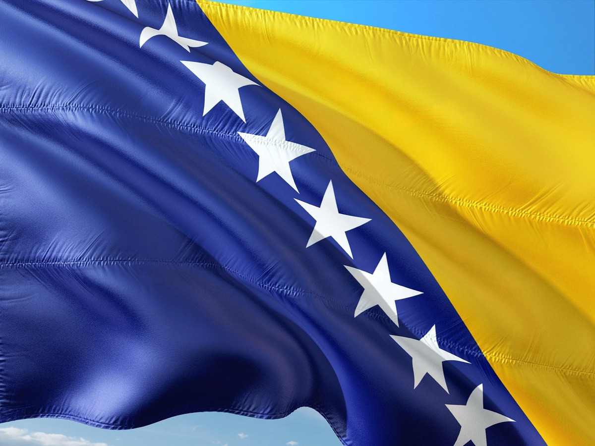 bandeira da wmra em um evento de atletismo internacional
